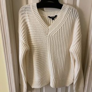 Vera Wang pull over sweater, v neck, cream color, size L. New